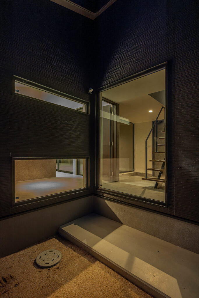 2つの玄関を使い分ける家