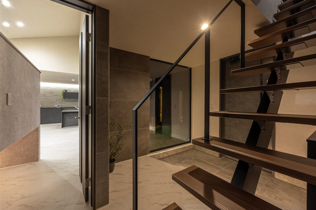 2つの玄関を使い分ける家