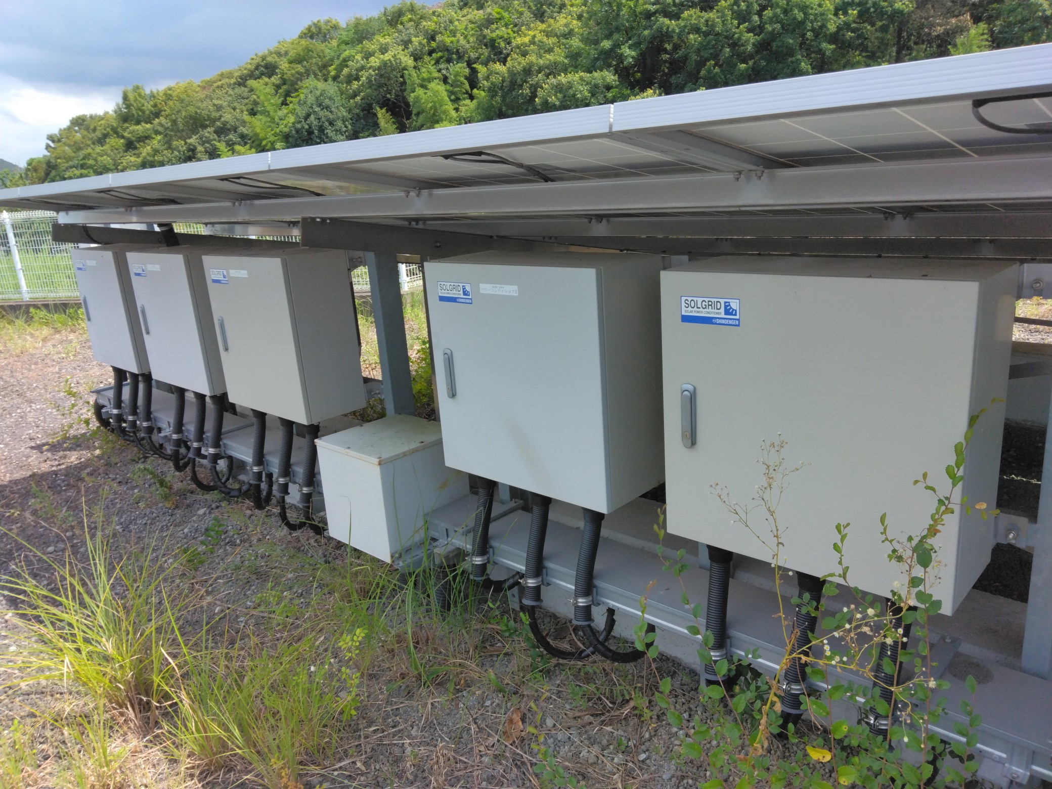 太陽光発電の「夏バテ」対策！パワコンの寿命と点検の重要性