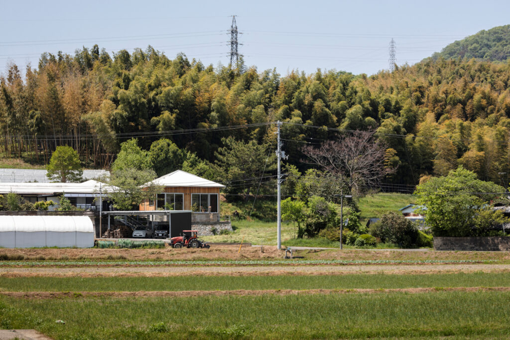 風景と母屋に協調する方形屋根の家