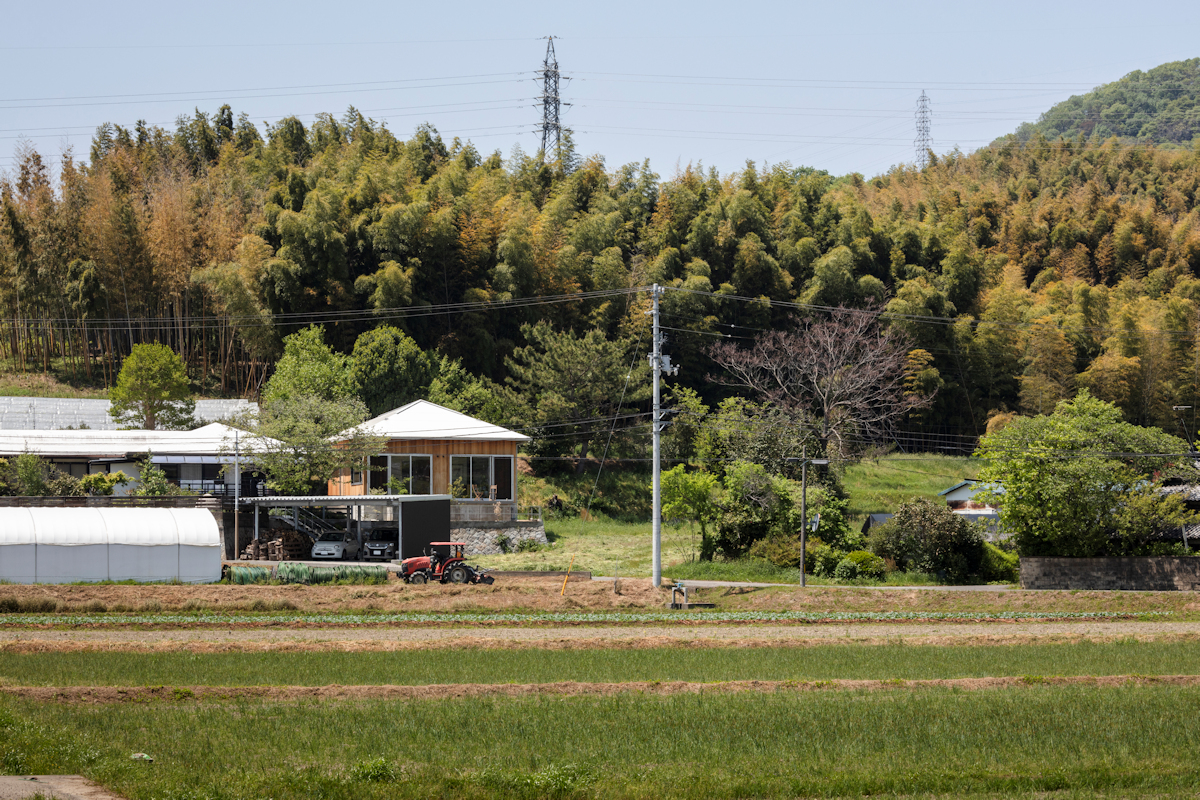 風景と母屋に協調する方形屋根の家