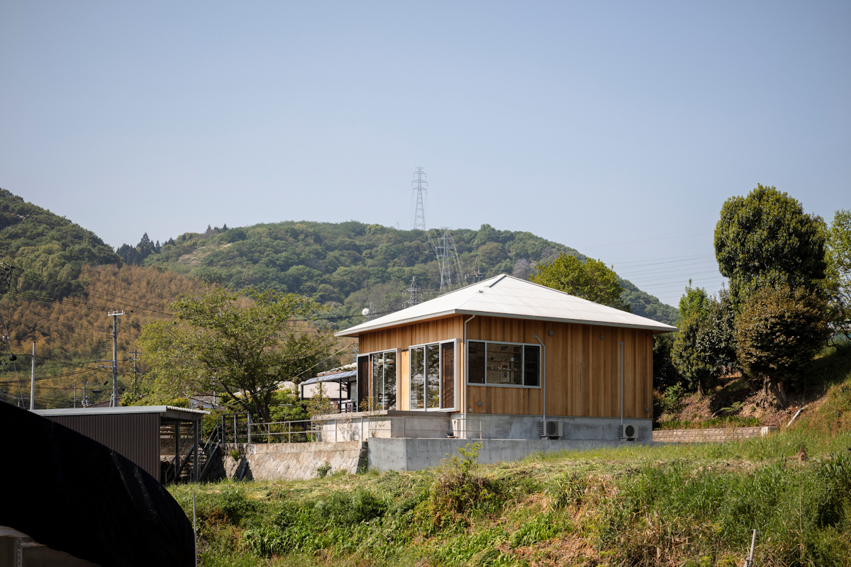 風景と母屋に協調する方形屋根の家