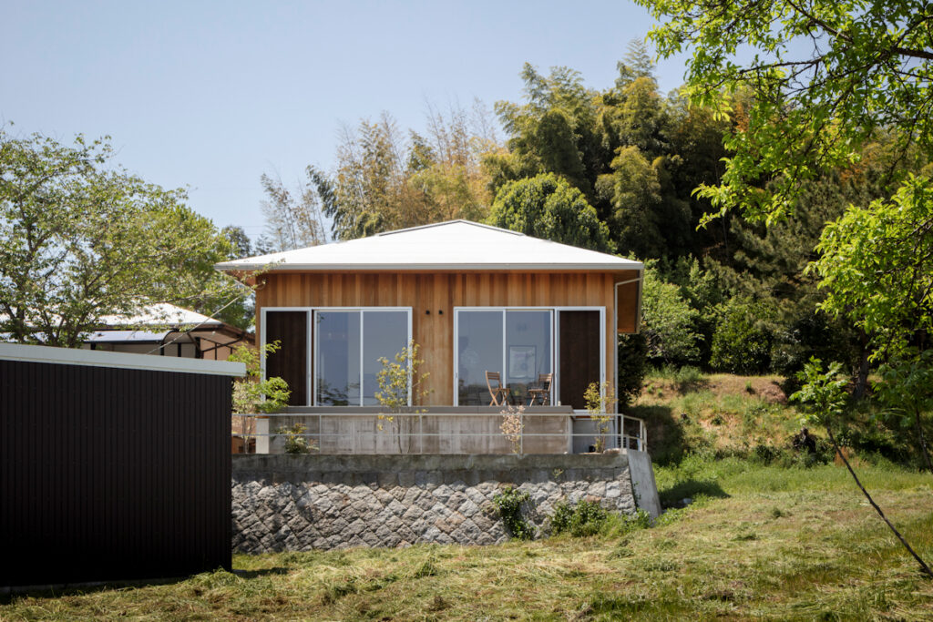 風景と母屋に協調する方形屋根の家