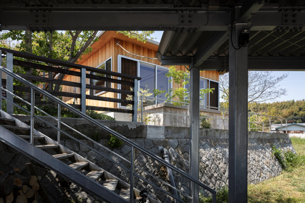 風景と母屋に協調する方形屋根の家