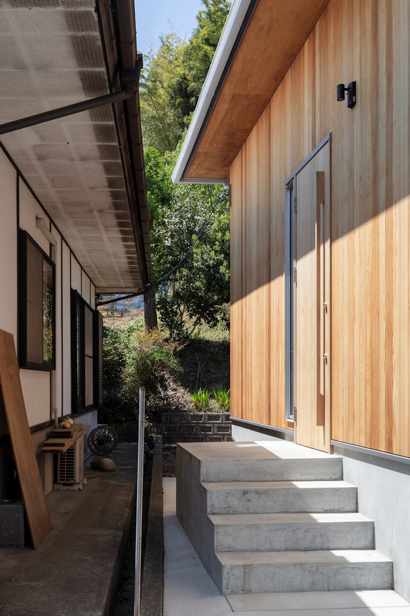 風景と母屋に協調する方形屋根の家