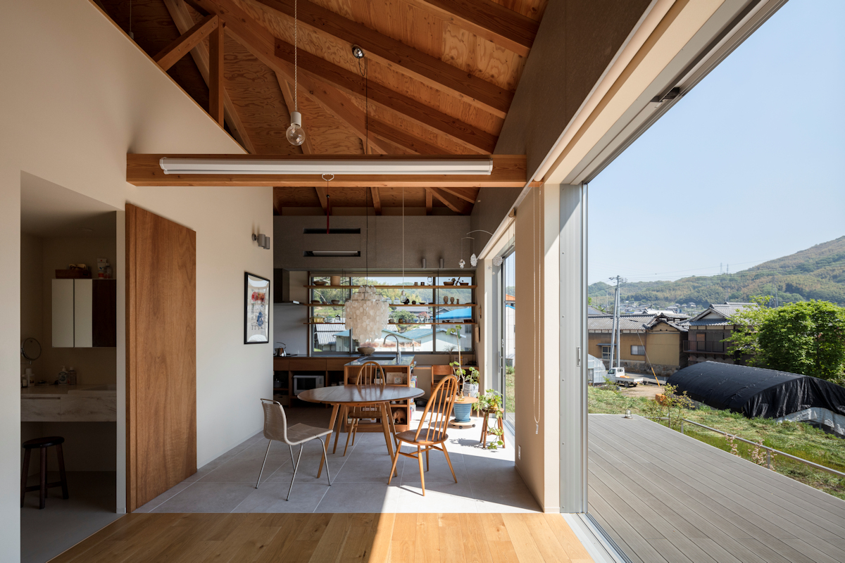 風景と母屋に協調する方形屋根の家