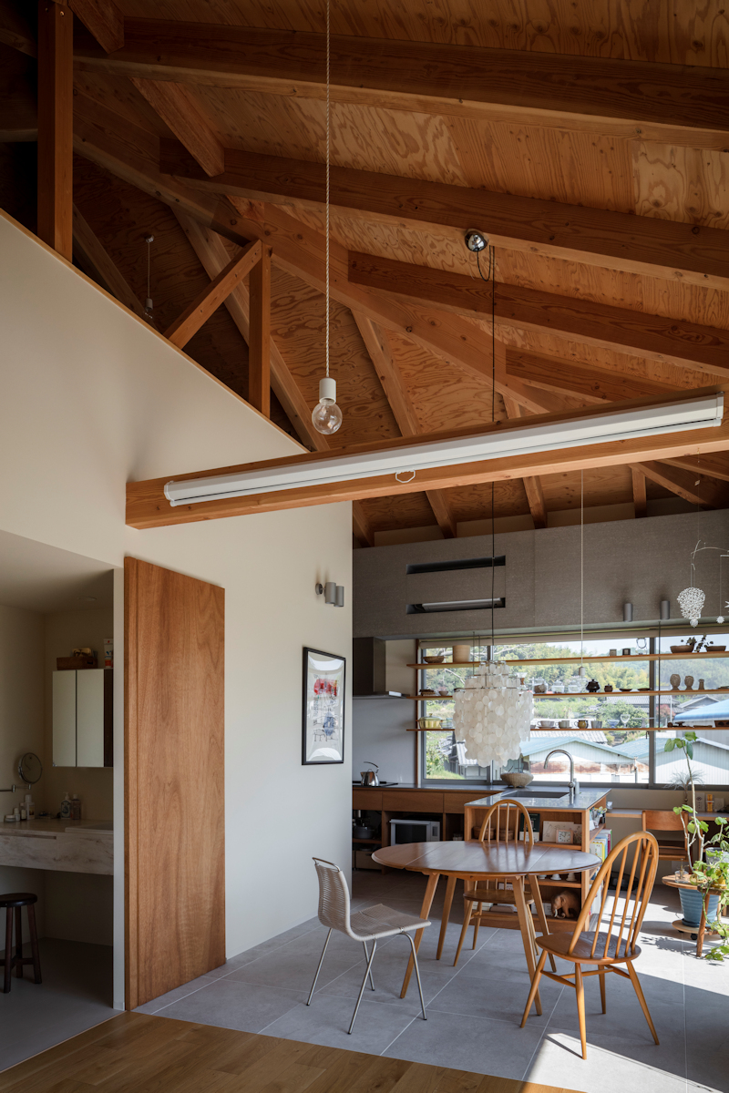 風景と母屋に協調する方形屋根の家