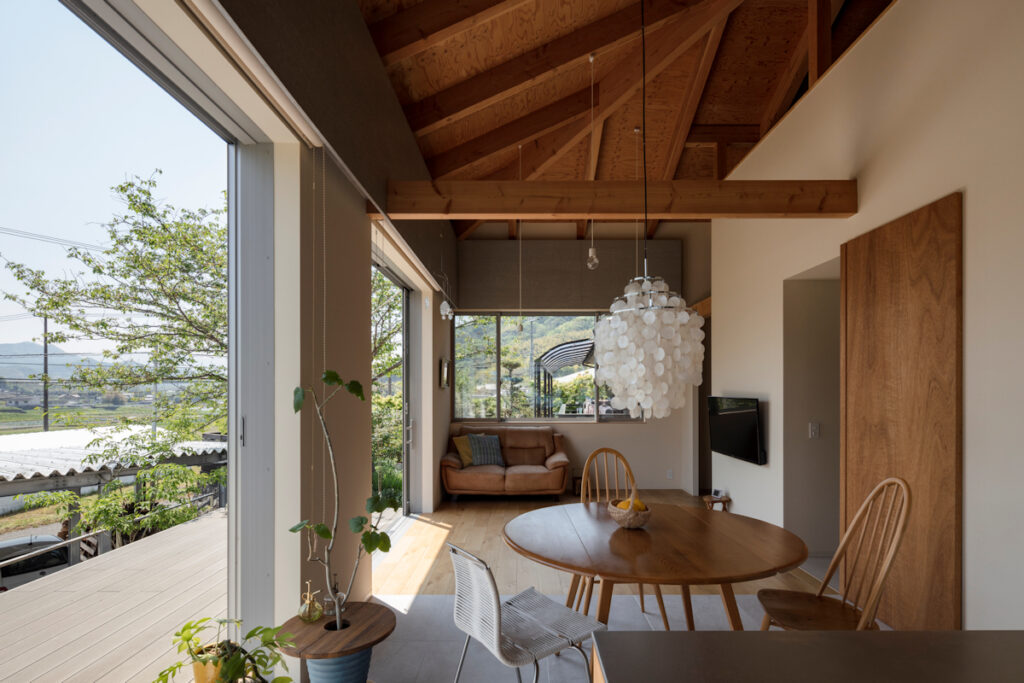 風景と母屋に協調する方形屋根の家