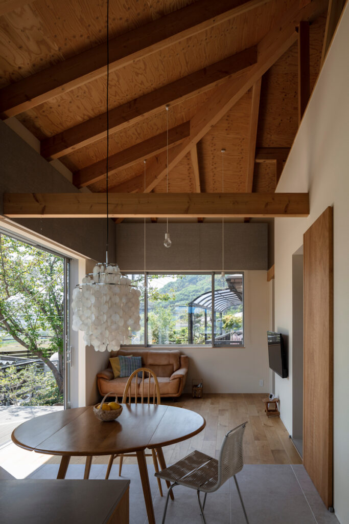 風景と母屋に協調する方形屋根の家