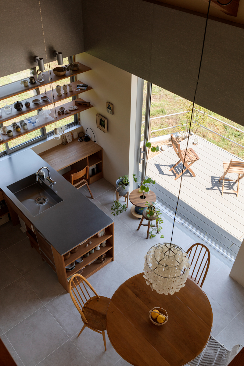 風景と母屋に協調する方形屋根の家