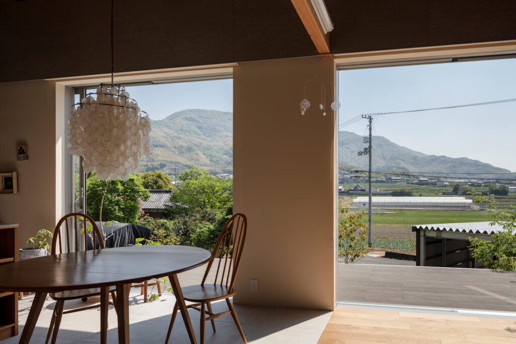 風景と母屋に協調する方形屋根の家