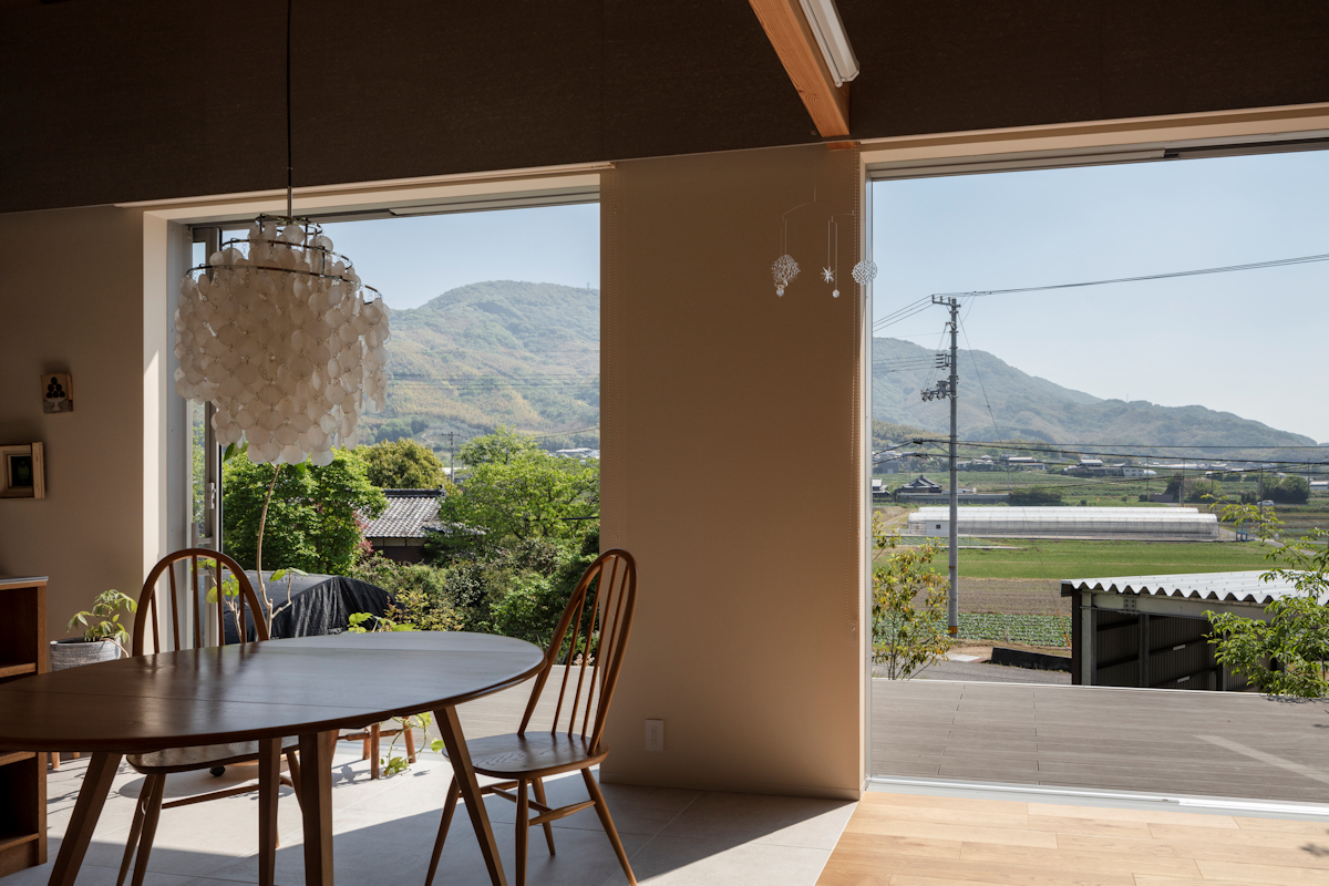 風景と母屋に協調する方形屋根の家