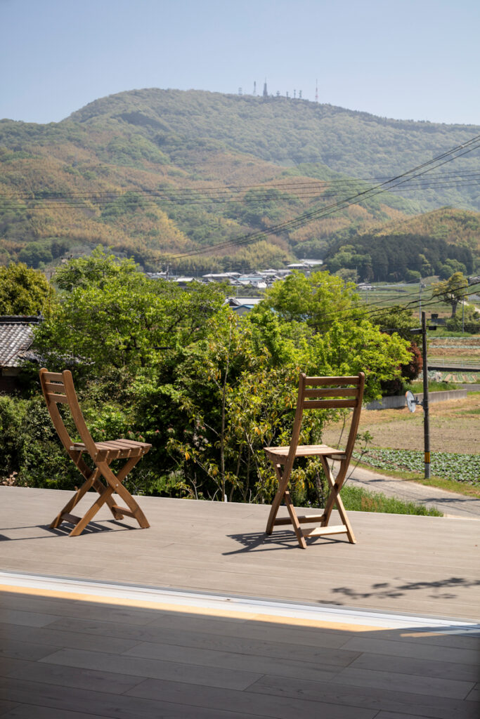 風景と母屋に協調する方形屋根の家