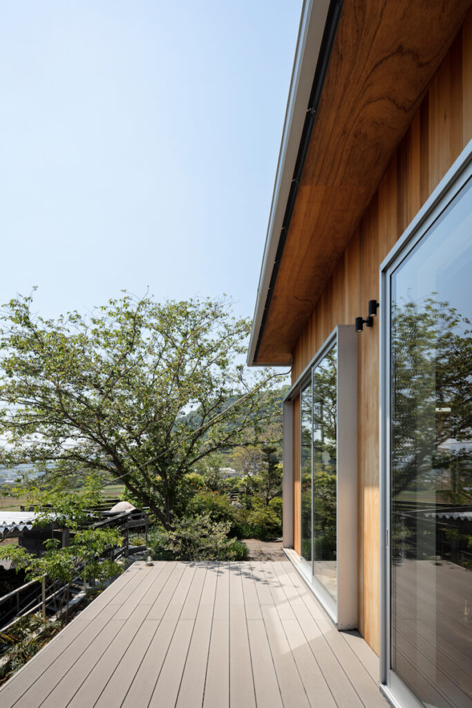 風景と母屋に協調する方形屋根の家