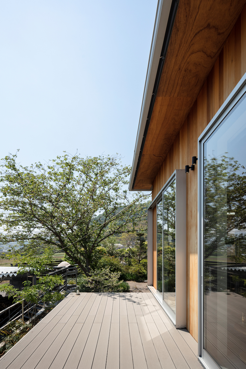 風景と母屋に協調する方形屋根の家