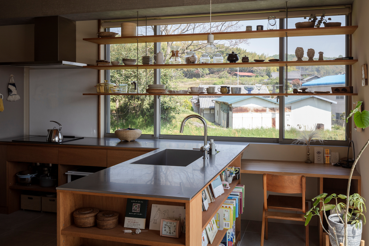 風景と母屋に協調する方形屋根の家