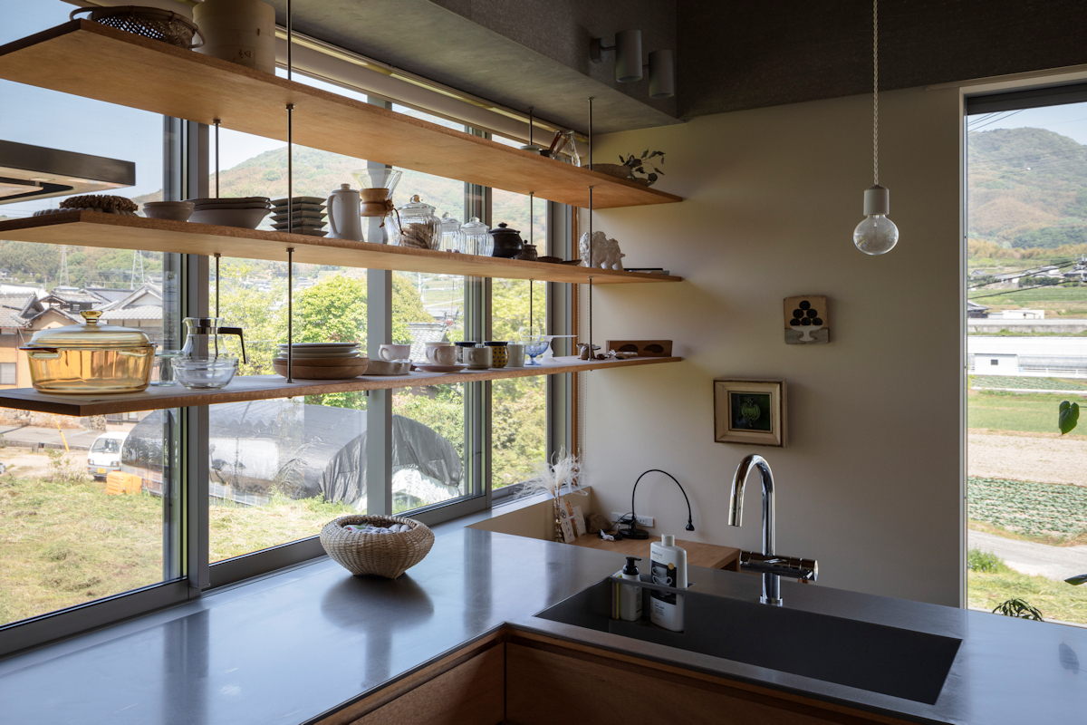 風景と母屋に協調する方形屋根の家