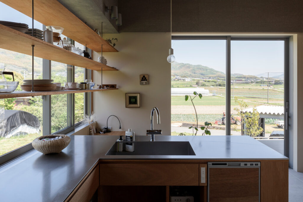 風景と母屋に協調する方形屋根の家