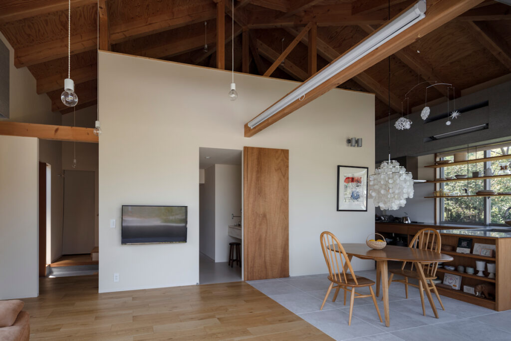 風景と母屋に協調する方形屋根の家