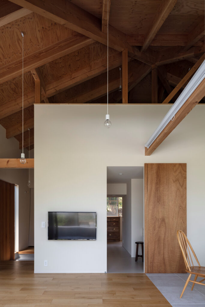 風景と母屋に協調する方形屋根の家