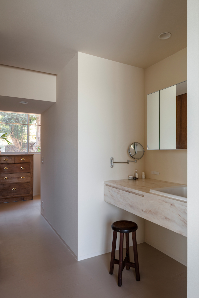 風景と母屋に協調する方形屋根の家