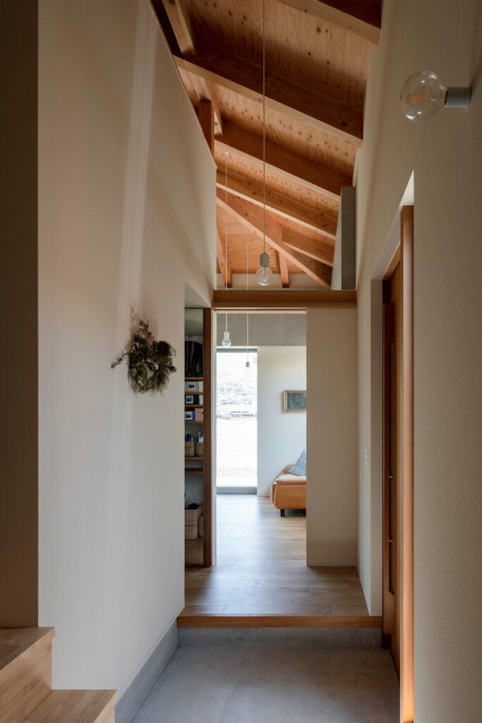 風景と母屋に協調する方形屋根の家