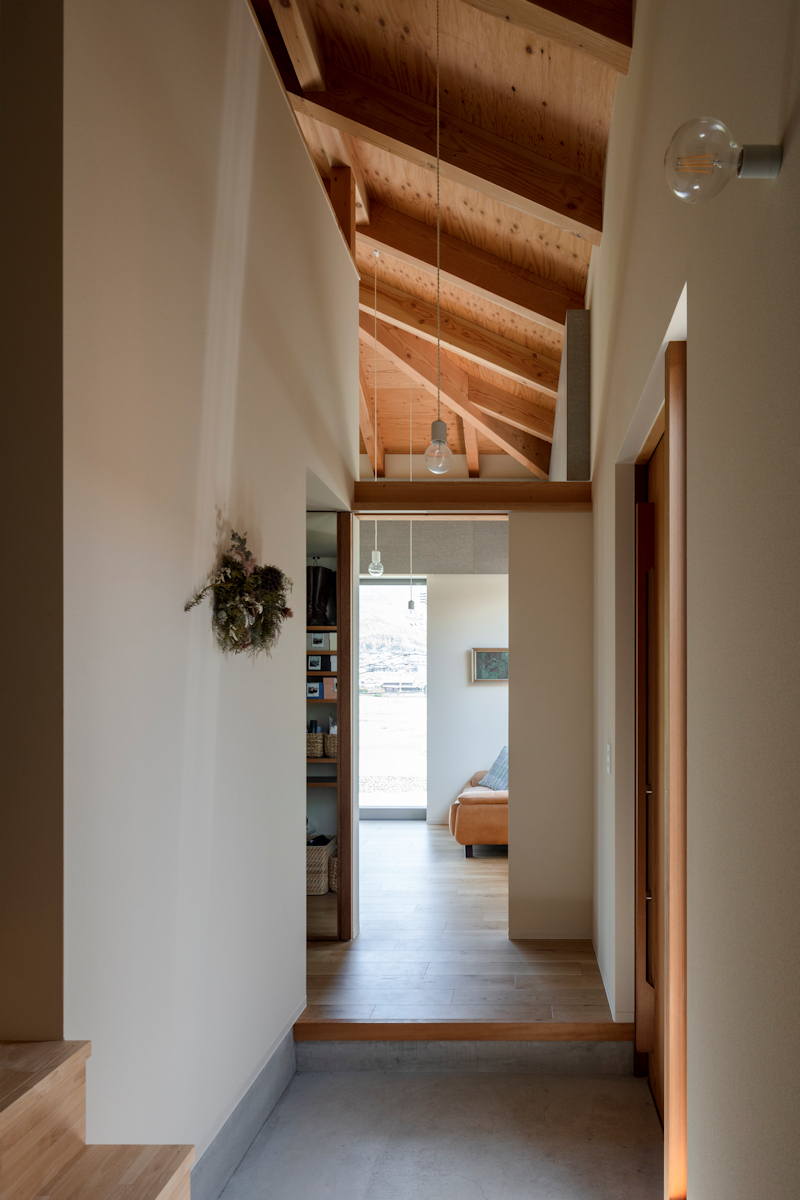 風景と母屋に協調する方形屋根の家