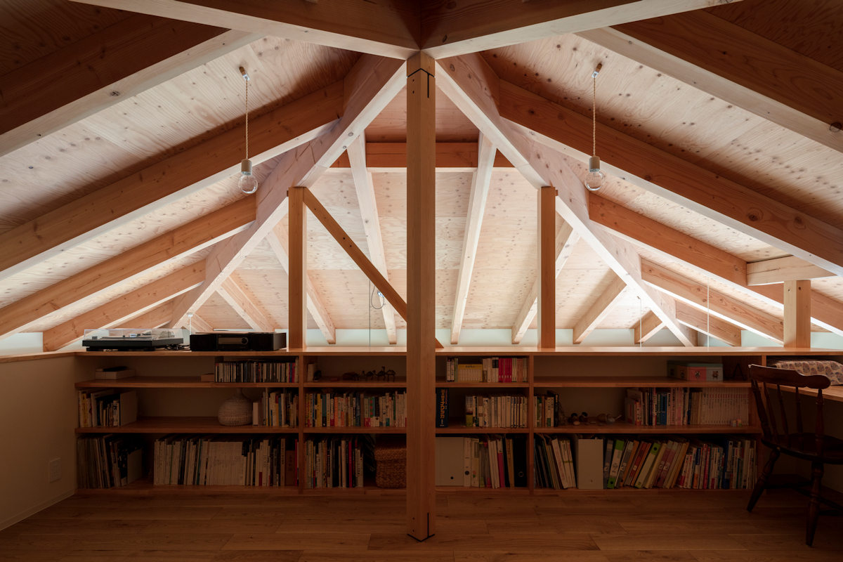 風景と母屋に協調する方形屋根の家