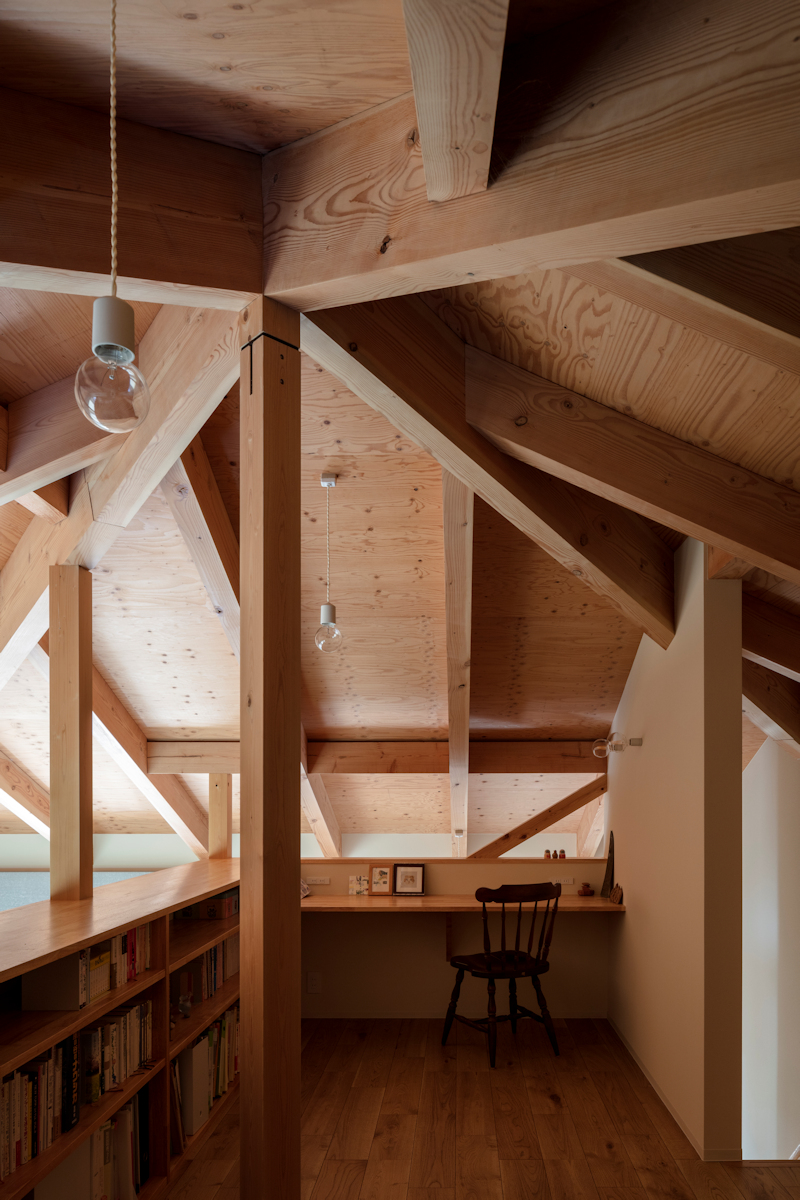 風景と母屋に協調する方形屋根の家