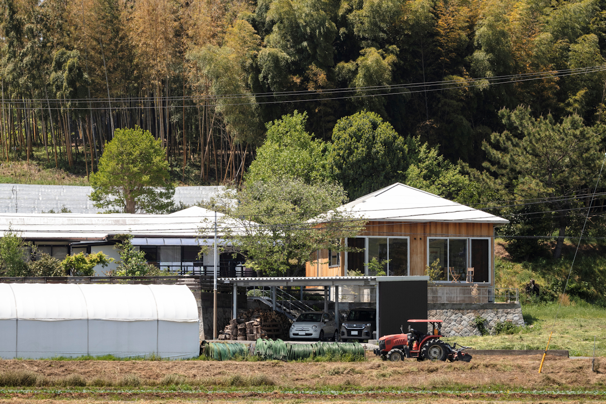 風景と母屋に協調する方形屋根の家