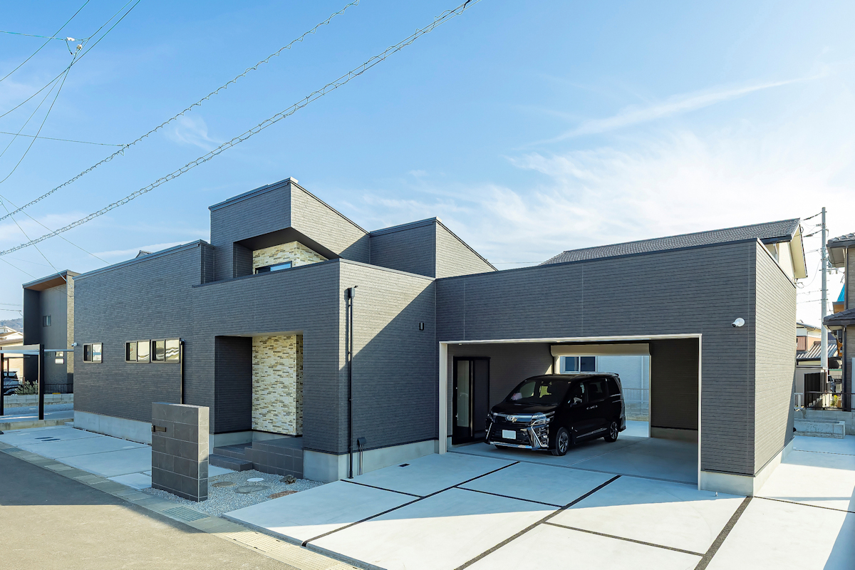 趣味を楽しむガレージや庭のある平屋