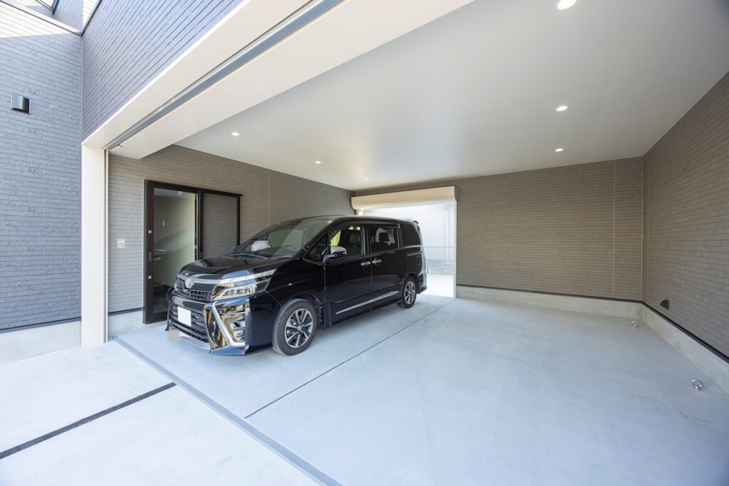 趣味を楽しむガレージや庭のある平屋