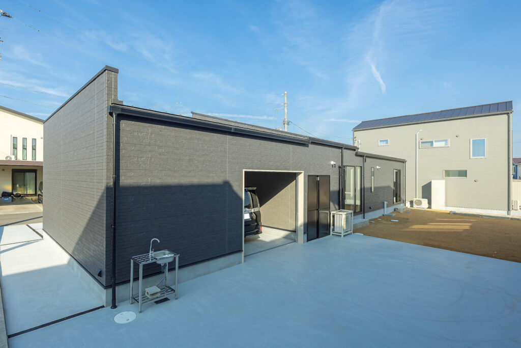 趣味を楽しむガレージや庭のある平屋