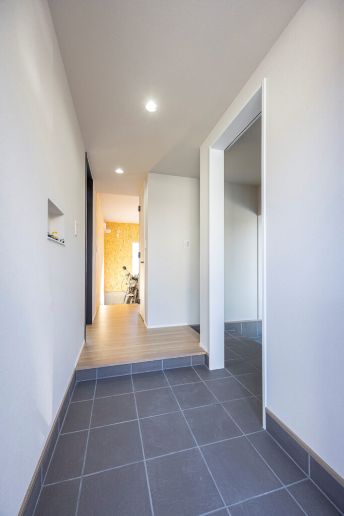 趣味を楽しむガレージや庭のある平屋