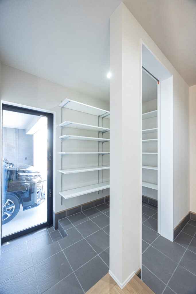 趣味を楽しむガレージや庭のある平屋