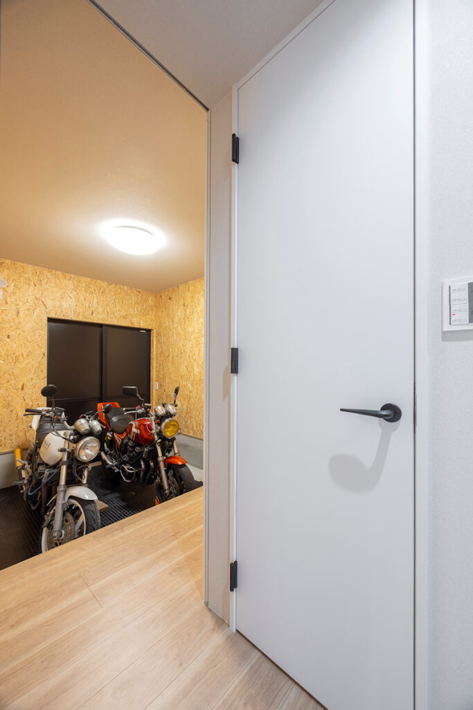 趣味を楽しむガレージや庭のある平屋